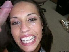 Страстная брюнетка занялась сексом с огромным членом администратора