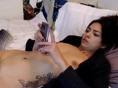 Красивая черноволосая девушка оголилась и шлет своему парню пикантные фото