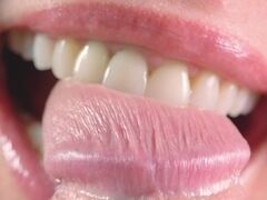 Развратница играет с членом своего мужа покусывая его головку