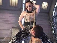 Униженный и наказанный ди-джей на коротком поводке лижет киску своей подруги фетишистки