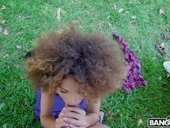 Кучерявая девушка не отказывается за деньги сделать минет в парке