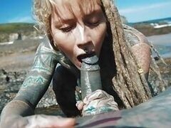 На берегу ручья татуированная милашка делает глубокий отсос