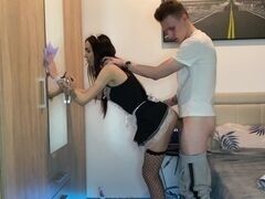 Молоденькую девушку горничную трахают сзади приспустив штаны