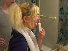 Рзвращенная блондинкаделает глубокий минет крупным планом